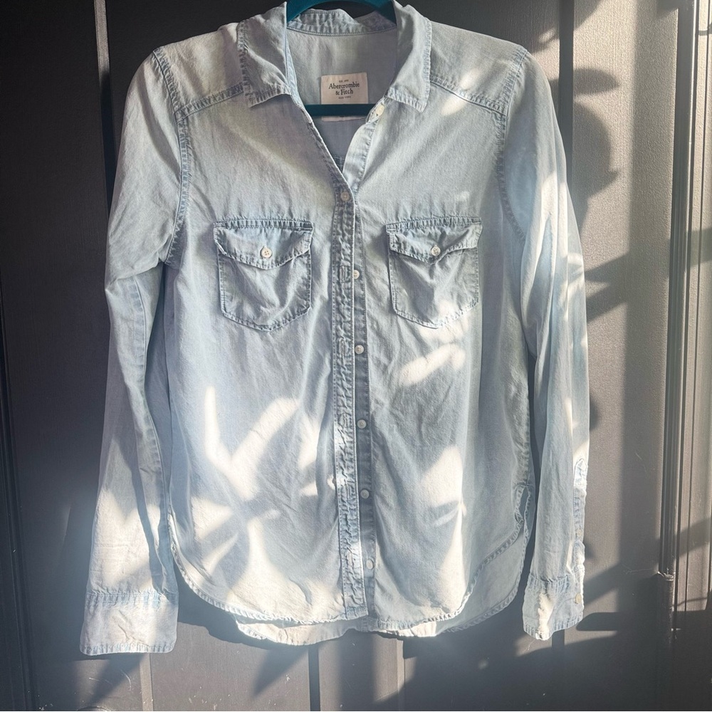 Abercrombie & Fitch Light Denim Blouse - Size Small ⭐👖